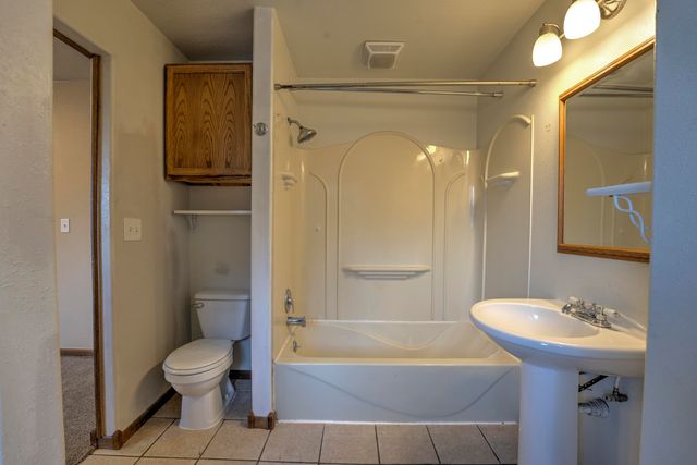 933 Hiawatha St, Minot, ND 58701