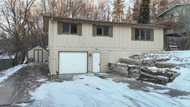 933 Hiawatha St, Minot, ND 58701
