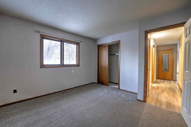 933 Hiawatha St, Minot, ND 58701