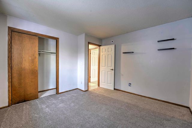 933 Hiawatha St, Minot, ND 58701