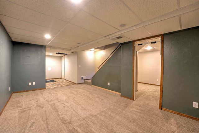 933 Hiawatha St, Minot, ND 58701