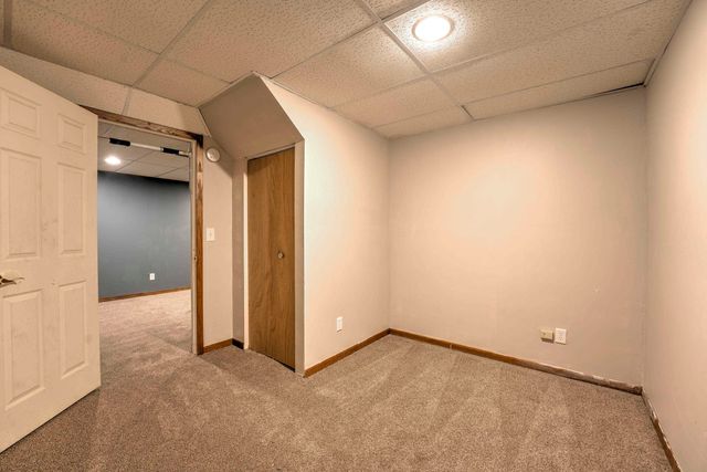 933 Hiawatha St, Minot, ND 58701