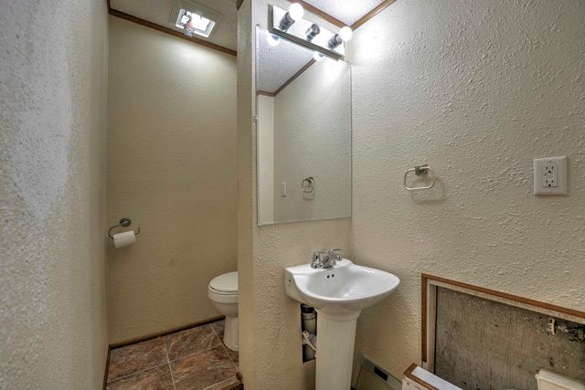 933 Hiawatha St, Minot, ND 58701