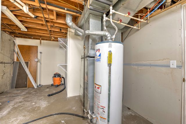 933 Hiawatha St, Minot, ND 58701