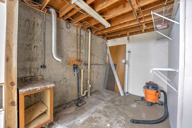 933 Hiawatha St, Minot, ND 58701