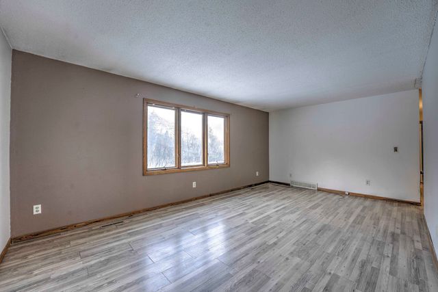 933 Hiawatha St, Minot, ND 58701