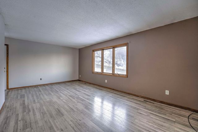 933 Hiawatha St, Minot, ND 58701