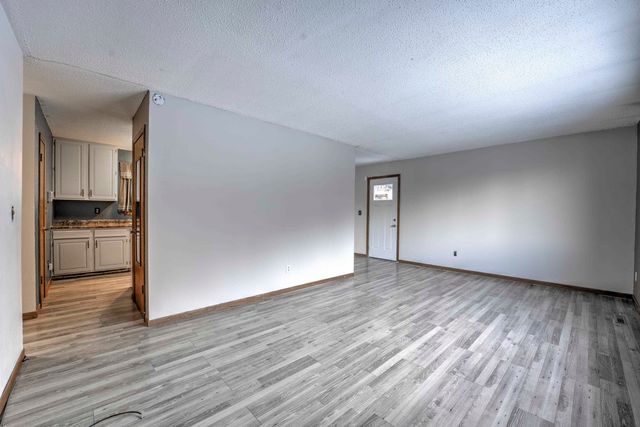 933 Hiawatha St, Minot, ND 58701