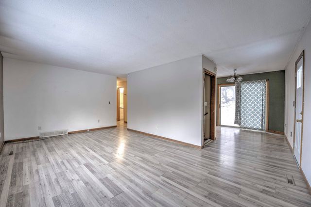 933 Hiawatha St, Minot, ND 58701