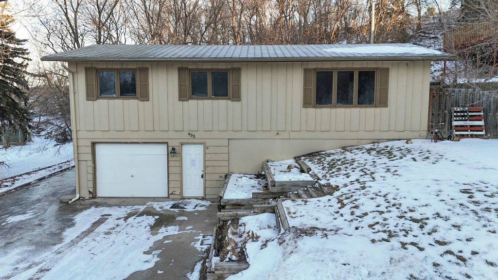 933 Hiawatha St, Minot, ND 58701