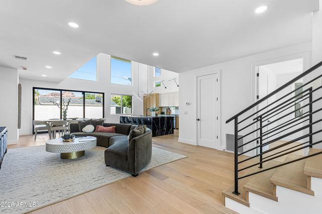 4852 E PICCADILLY Road, Phoenix, AZ 85018