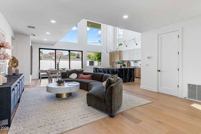 4852 E PICCADILLY Road, Phoenix, AZ 85018