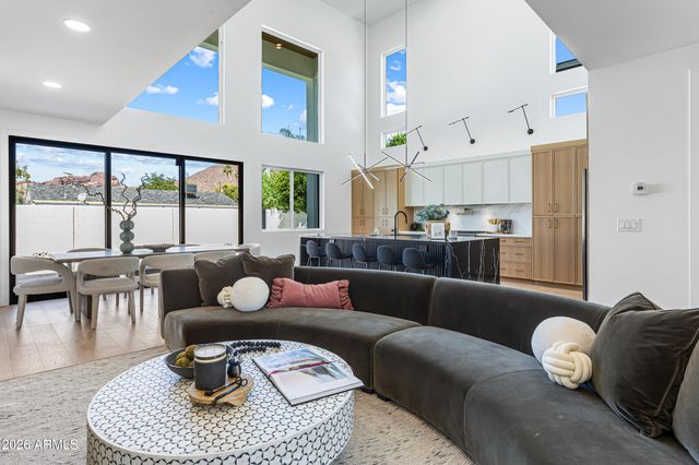 4852 E PICCADILLY Road, Phoenix, AZ 85018