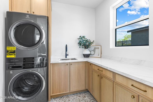 4852 E PICCADILLY Road, Phoenix, AZ 85018