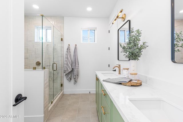 4852 E PICCADILLY Road, Phoenix, AZ 85018