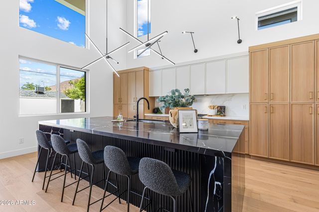 4852 E PICCADILLY Road, Phoenix, AZ 85018