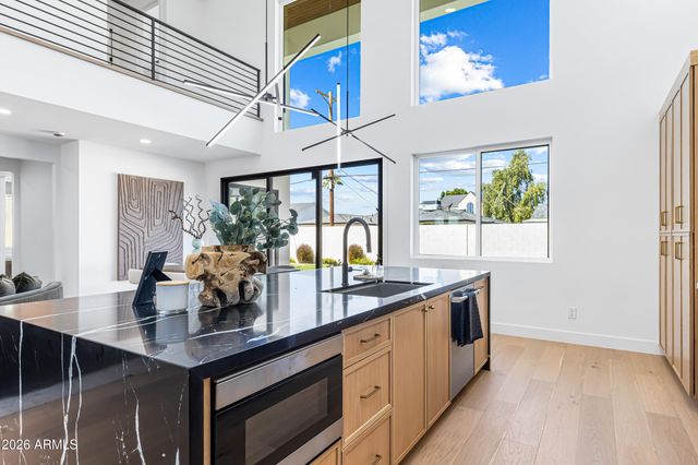 4852 E PICCADILLY Road, Phoenix, AZ 85018