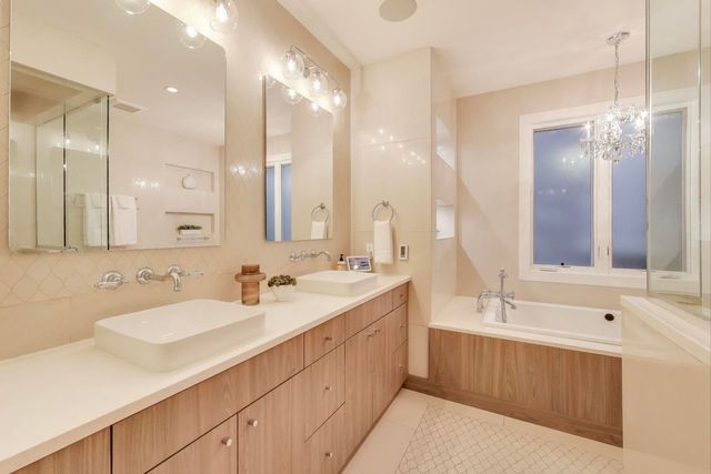 1856 W HURON Street, Chicago, IL 60622