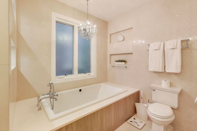 1856 W HURON Street, Chicago, IL 60622