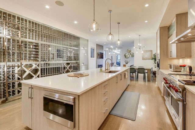 1856 W HURON Street, Chicago, IL 60622
