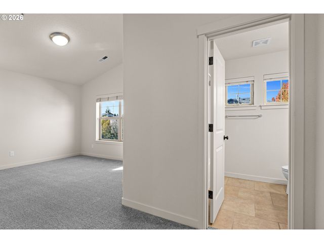 8778 Ne DELAMERE Way, Hillsboro, OR 97006