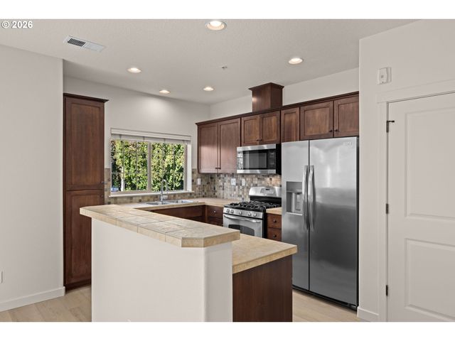 8778 Ne DELAMERE Way, Hillsboro, OR 97006