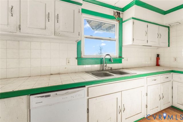 9144 General Puller Hwy, Topping, VA 23169