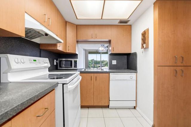 109 Royal Park Drive 3b, Oakland Park, FL 33309
