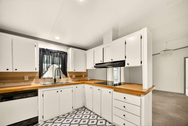 3555 S Pacific Highway SPC 223, Medford, OR 97501