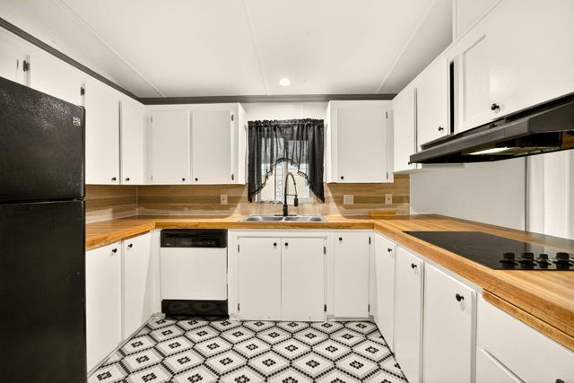 3555 S Pacific Highway SPC 223, Medford, OR 97501