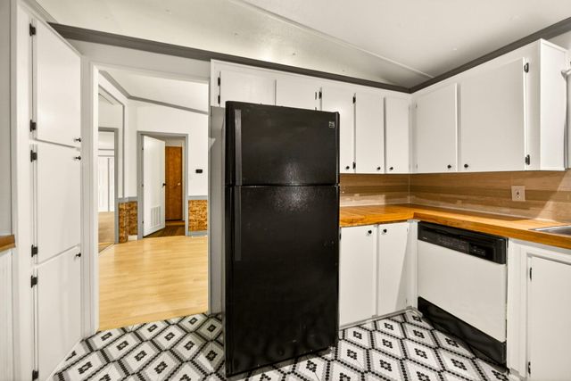 3555 S Pacific Highway SPC 223, Medford, OR 97501