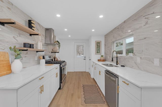 1709 Cecelia ST, Taylor, TX 76574