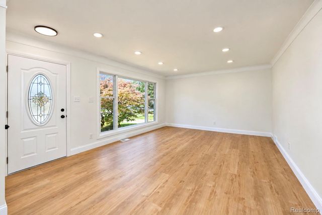 6700 Cronin Drive, Dearborn Heights, MI 48127