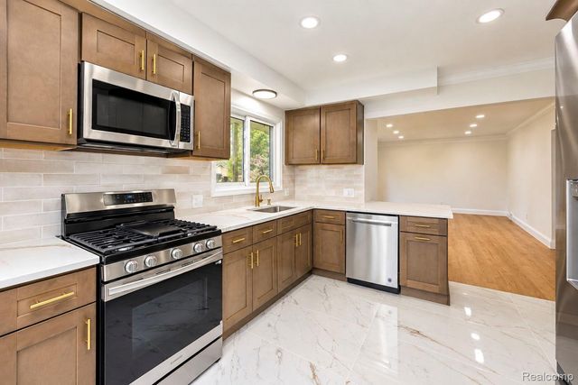 6700 Cronin Drive, Dearborn Heights, MI 48127
