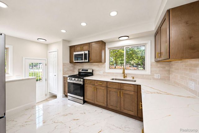 6700 Cronin Drive, Dearborn Heights, MI 48127