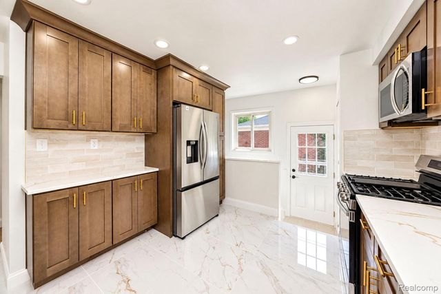 6700 Cronin Drive, Dearborn Heights, MI 48127