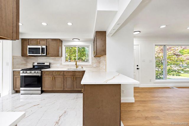 6700 Cronin Drive, Dearborn Heights, MI 48127