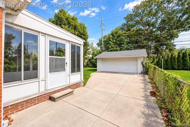6700 Cronin Drive, Dearborn Heights, MI 48127