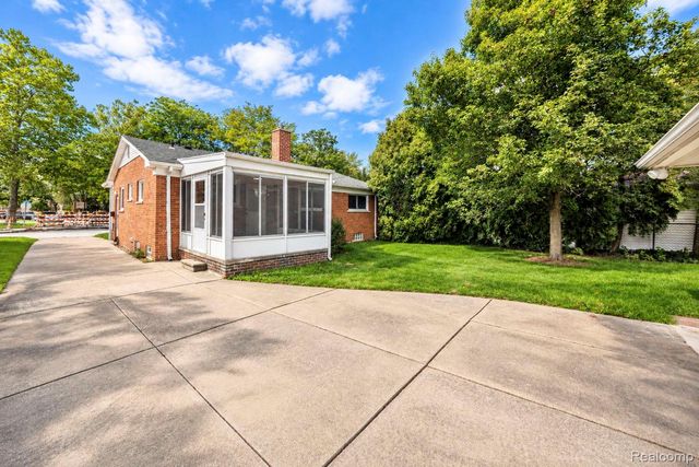 6700 Cronin Drive, Dearborn Heights, MI 48127
