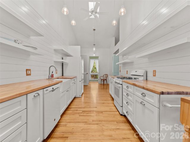 203 Heathcote Road, Hendersonville, NC 28791