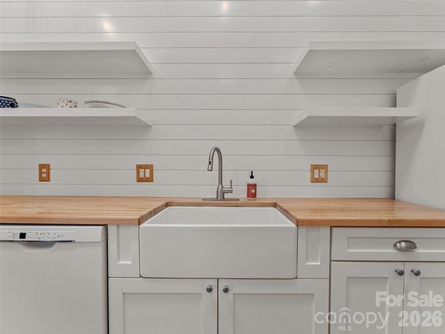 203 Heathcote Road, Hendersonville, NC 28791