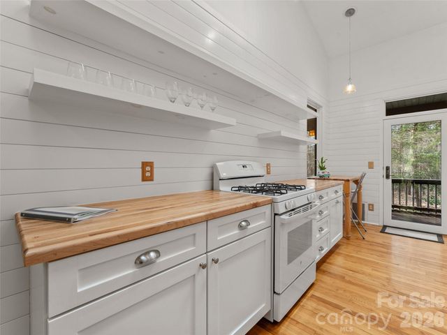 203 Heathcote Road, Hendersonville, NC 28791