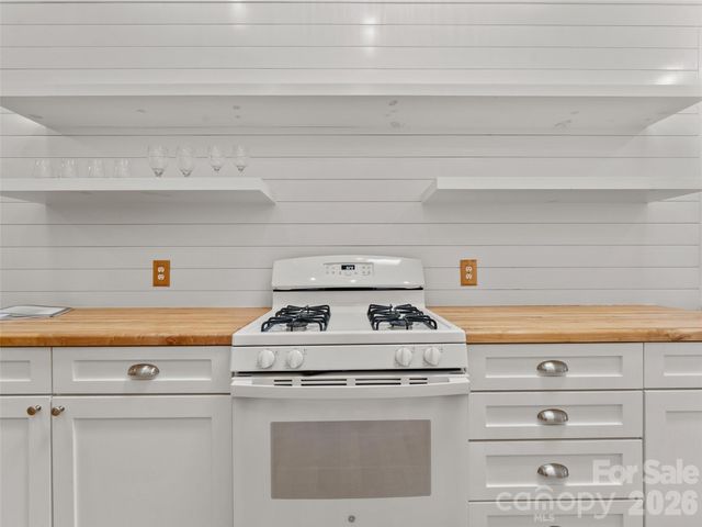 203 Heathcote Road, Hendersonville, NC 28791