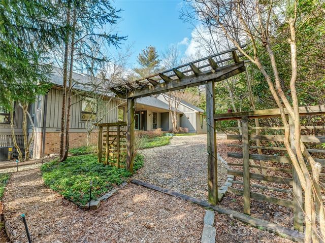 203 Heathcote Road, Hendersonville, NC 28791