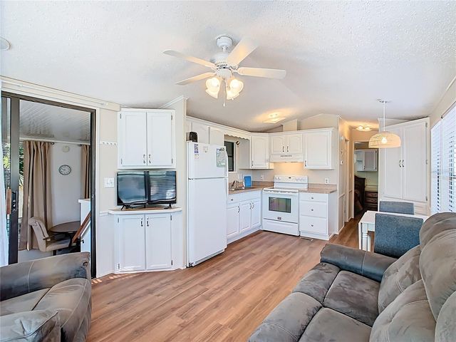 9000 US HWY 192 105, Clermont, FL 34714