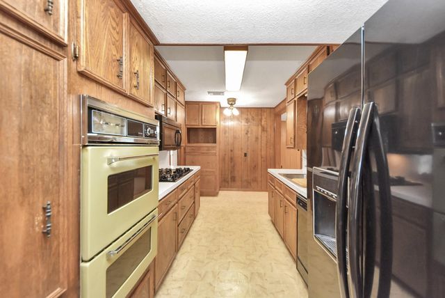 900 S Circle Drive, Baytown, TX 77520