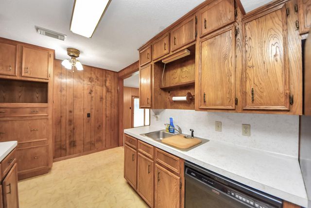 900 S Circle Drive, Baytown, TX 77520