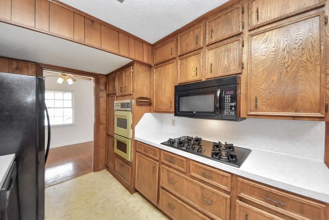 900 S Circle Drive, Baytown, TX 77520