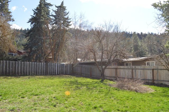 879 Lakeshore Drive, Klamath Falls, OR 97601