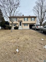 12 Depauw Circle, East Hartford, CT 06108